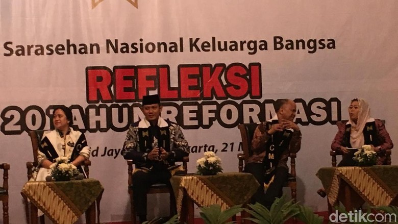 Senangnya AHY Sepanggung dengan Puan dan Yenny Wahid Senangnya AHY Sepanggung dengan Puan dan Yenny Wahid