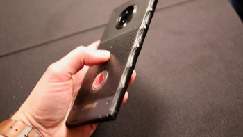 RED Hydrogen One akan mulai dijual AT&T dan Verizon akhir tahun ini. Foto: The Verge/Dieter Bohn