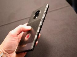 Penampakan Smartphone Hologram Pertama di Dunia