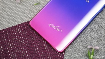 Terdapat tanda tangan Karim Rashid di bagian belakang bodi. Foto: Sina Mobile