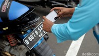 Plat kendaraan yang parkir akan difoto juru parkir kemudian melalui mesin print dicetak struk pambayaran.
