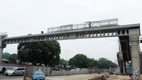 Terjadi proses pemanjangan jembatan penyeberangan di Jalan TB Simatupang, Jakarta Selatan, Senin (21/5/2018).
