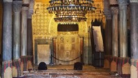 Masjid ini dibuka untuk umum pada pukul 08.00-14.00 waktu setempat. Bagi traveler non-muslim tidak diperkenankan masuk di ruang ibadah, namun ada pintu yang dibiarkan terbuka sehingga bisa melihat seisi masjid dari luar. (shiningrose2016/Instagram)