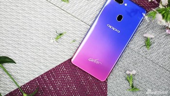 Oppo R15 Nebula Special Edition dibanderol 3.199 yuan atau Rp 7 juta dengan bonus earphone JBL. Foto: Sina Mobile