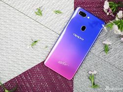 Tampilan Menawan Oppo R15 Nebula