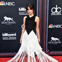 Camila Cabello yang dikenal lewat tembang Havana menebar posonanya dalam balutan gaun monokrom dengan rok fringe yang melambai-lambai. (Foto: Getty Images)