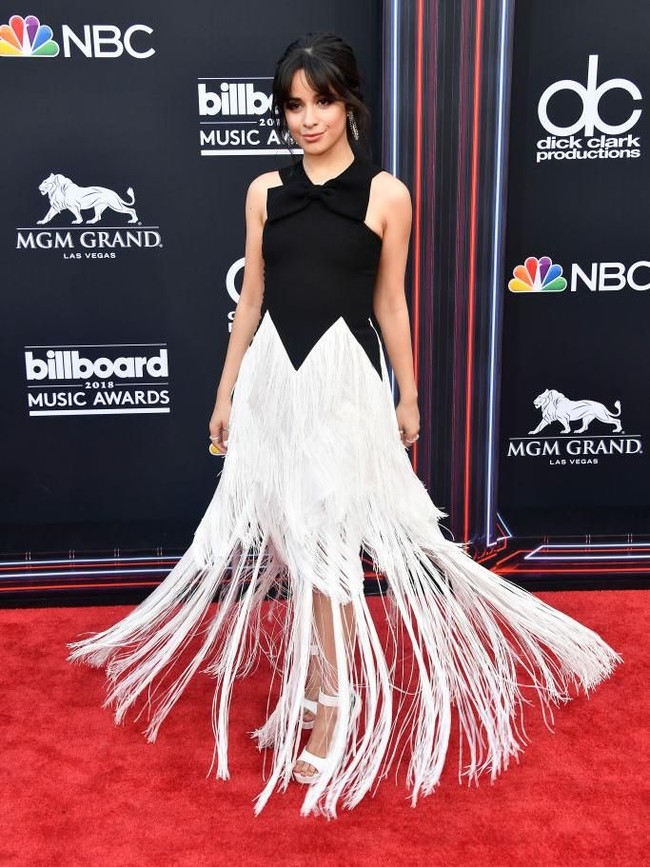 Camila Cabello yang dikenal lewat tembang Havana menebar posonanya dalam balutan gaun monokrom dengan rok fringe yang melambai-lambai. (Foto: Getty Images)