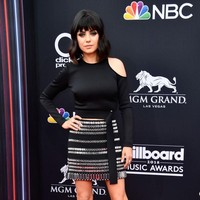 Juga mengenakan busana serba hitam, aktris Mila Kunis. Detail cut-out serta rok pendek mengakomodasi keseksian istri Ashton Kutcher itu. (Foto: Getty Images)