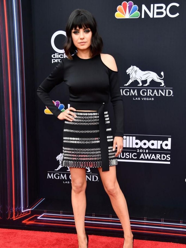 Juga mengenakan busana serba hitam, aktris Mila Kunis. Detail cut-out serta rok pendek mengakomodasi keseksian istri Ashton Kutcher itu. (Foto: Getty Images)