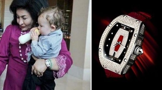 Jam tangan Richard Mille yang dikenal berharga miliaran rupiah juga dimiliki Rosmah Mansor. Wanita keturunan Minangkabau itu terlihat memakai jam tangan Richard Mille Lady RM 007 dalam beberapa kesempatan, salah satunya ketika ke Australia pada 2014. Jam tangan Richard Mille bagian casingnya dihiasi full berlian. Harga jam tangan ini mencapai 486 ribu Ringgit Malaysia atau sekitar Rp 1,7 miliar. Foto: dok. Bernama, Istimewa