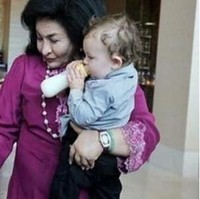Jam tangan Richard Mille yang dikenal berharga miliaran rupiah juga dimiliki Rosmah Mansor. Wanita keturunan Minangkabau itu terlihat memakai jam tangan Richard Mille Lady RM 007 dalam beberapa kesempatan, salah satunya ketika ke Australia pada 2014. Jam tangan Richard Mille bagian casingnya dihiasi full berlian. Harga jam tangan ini mencapai 486 ribu Ringgit Malaysia atau sekitar Rp 1,7 miliar. Foto: dok. Bernama, Istimewa
