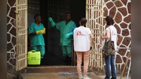 Tenaga kesehatan dari Medecins Sans Frontieres (MSF) berbicara kepada pengawas ruang isolasi pasien Ebola di Mbandaka General Hospital. (Foto:REUTERS/Kenny Katombe/File Photo)