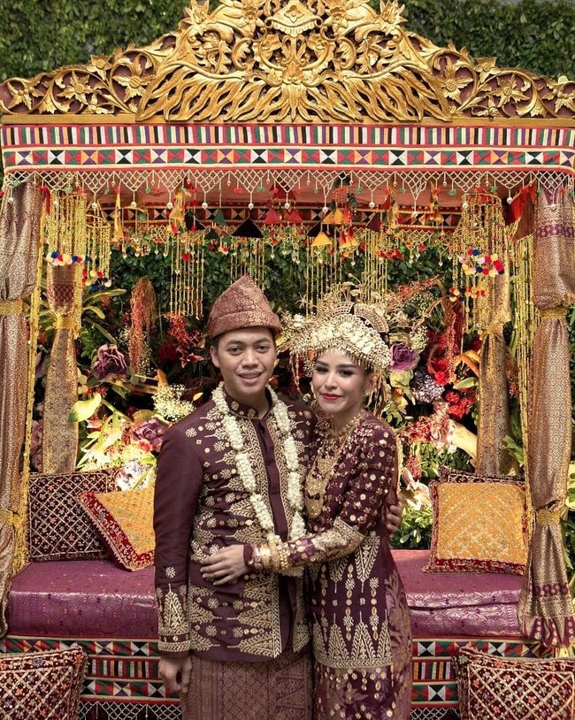 Kisah cinta Rasyid Rajasa yang tetap setia mendampingi Adara ini pun dikagumi oleh banyak orang, termasuk budayawan dan politikus Eros Djarot. Mereka hebatnya sebelum menikah, dia (Rasyid) sudah tahu Adara mengidap kanker, tapi pernikahannya dipercepat, itulah luar biasanya mereka, tutur Eros. Foto: Instagram Ani Yudhoyono, Adra Taista