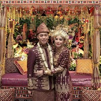 Kisah cinta Rasyid Rajasa yang tetap setia mendampingi Adara ini pun dikagumi oleh banyak orang, termasuk budayawan dan politikus Eros Djarot. Mereka hebatnya sebelum menikah, dia (Rasyid) sudah tahu Adara mengidap kanker, tapi pernikahannya dipercepat, itulah luar biasanya mereka, tutur Eros. Foto: Instagram Ani Yudhoyono, Adra Taista