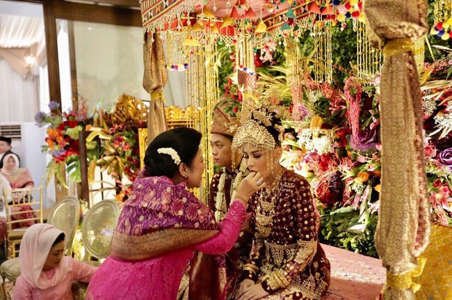 Pasangan Rasyid dan Rajasa dan Adara Taista menggelar pernikahan dengan adat Palembang. Ani Yudhoyono berkesempatan mengikuti salah satu prosesi adat yang digelar. Foto: Instagram Ani Yudhoyono, Adra Taista