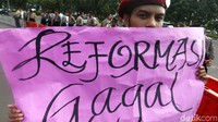 Sejumlah poster tuntutan dibentangkan di depan Istana Negara.