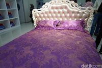 Kain sutra yang sudah diolah jadi satu set seprai (Wahyu/detikTravel)