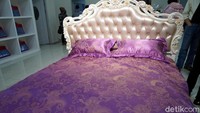 Produk yang lazim ditemui adalah satu set seprai dan bed cover seperti ini. Harganya kurang lebih 1.600 Yuan (setara Rp 3,5 Juta) (Wahyu/detikTravel)