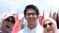 Iqbaal saat foto bersama keluarganya. Foto: Dok. Instagram/_iqbaal.e_r