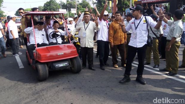 Ke Debat Publik, Cabup Karanganyar Naik Mobil Golf dan Traktor