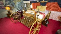 Untuk yang ingin menginap dengan suasana koboi, ada juga kamar Yahoo yang terinspirasi dari pekikan khas koboi. Ranjangnya saja didesain seperti kereta kuda (Madonna Inn)