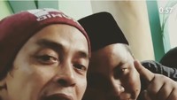 Nah, kali ini sang ustaz makan semangkuk kupat tahu. Kupat tahu merupakan makanan khas Bandung yang berisi potongan lontong dan tahu gurih lembut disiram kuah kacang yang kental.Foto: Instagram @evieeffendie