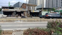 Pria diduga stres yang bergamis dan berkopiah hijau bikin heboh karena melakukan gerakan seperti salat di tengah jalan. Aksi itu dilakukannya di depan Masjid  Jami Ar-Rahman, Jl Perintis Kemerdekaan, Kelapa Gading, Jakarta Utara. (Foto:Eva Safitri/detikcom)