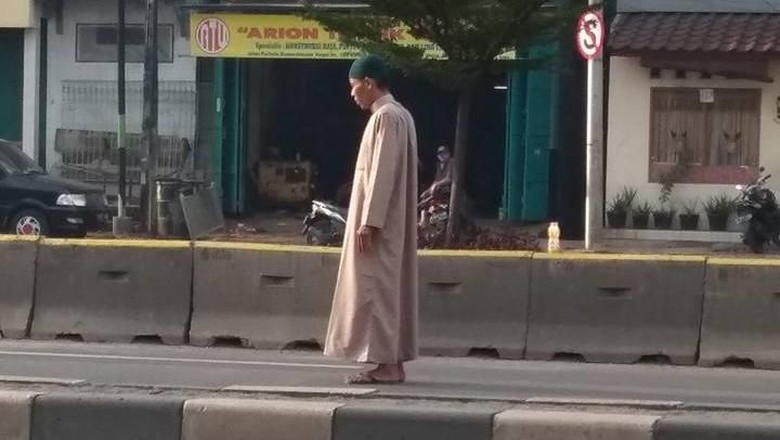Pria Bergamis yang Salat di Tengah Jalan Marah Saat Divideokan Pria Bergamis yang Salat di Tengah Jalan Marah Saat Divideokan