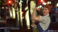 Ivan Schwartz juga menyajikan patung-patung yang sengaja dicat dengan warna nyata membuat patung-patung itu terlihat seperti hidup. Salah satunya patung Rosie the Riveter (Dana Aditiasari/detikTravel)
