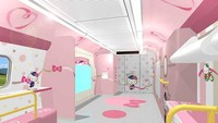 Bahkan, traveler juga bisa membeli merchandise Hello Kitty dan Sanrio lainnya, bahkan ada tempat foto yang lucu banget! (West Japan Railways)