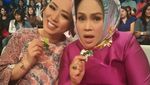 Gaya Gokil Soimah Saat Makan Duren hingga Pakai Topi dari Sendok