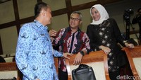 Rapat tersebut dihadiri Ketua KPU  Arief Budiman (tengah), Dirjen Kependudukan dan Pencatatan Sipil (Dukcapil) Kementerian Dalam Negeri, Zudan Arif Fakrulloh (kiri) serta Komisioner KPU Evi Novida Ginting.