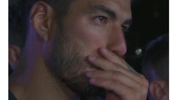 Luis Suarez pun tampak terharu melepas Iniesta. Foto: istimewa
