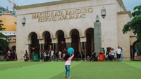 Kalau ke Tangkuban Perahu tidak bisa, kita ke Masjid Raya Bandung saja. Masjid yang bertempat di Alun-Alun Bandung ini selalu ramai didatangi pengunjung.(Abdillah/dTraveler)