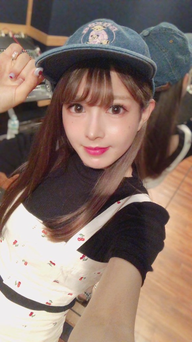 Dalam serangkaian tweetnya, pemilik akun @meme_metan mengungkapkan pekerjaan ekstensif yang dilakukan di wajahnya dalam rentang waktu dua bulan. Meiji pun mengungkapkan bahwa wajahnya kini sangat berbeda dari bagaimana awalnya ia terlihat. Foto: Twitter