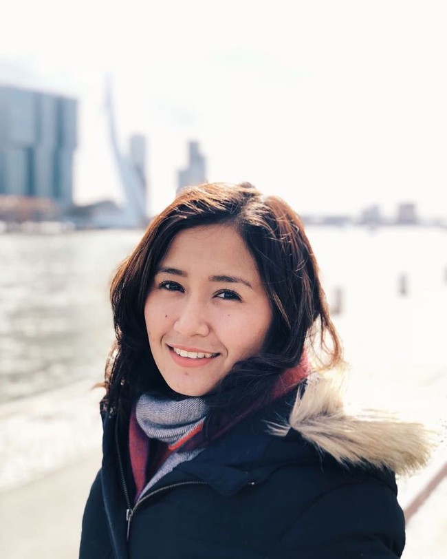 Wanita yang pernah mengenyam pendidikan di Universitas dr Soetomo Surabaya ini pun cukup populer di media sosial.  Foto: Instagram @orasisilia