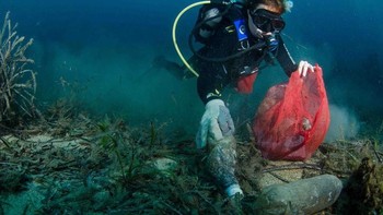 Di balik cover gambar tersebut merupakan bentuk kepedulian NatGeo untuk mengkampanyekan dan memberitahukan jika sampah di dunia ini sudah benar-benar mengkhawatirkan. (Foto: National Geographic)