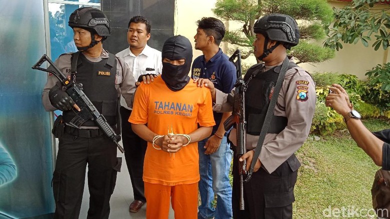 Kasus Pembunuhan Perempuan dengan Kaki Nongol Bermula dari Cinlok Kasus Pembunuhan Perempuan dengan Kaki Nongol Bermula dari Cinlok