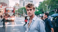 Yuk kenalan dengan model tampan kelahiran Phonix, Arizona, Amerika Serikat bernama Neels Visser. Dia ternyata suka jalan-jalan lho. (neelsvisser/Instagram)