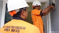 Petugas PLN Rayon Tambun Area Bekasi sedang melakukan pekerjaan tambah daya dirumah pelanggan di Perumahan Puri Cendana Tambun Selatan pada Diskon Tambah daya listrik Promo Gemerlap Lebaran 2018, Bekasi, Senin (21/5).