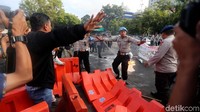 Polisi dan mahasiswa berusaha menahan diri.