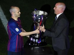 Iniesta selaku kapten Barca menerima trofi La Liga dari Presiden Federasi Sepakbola Spanyol, Luis Rubiales. Foto: David Ramos/Getty Images
