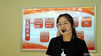 Pemandu kami pun menjelaskan tentang cara membedakan kain sutra yang asli dengan yang KW dengan detil. (Wahyu/detikTravel)