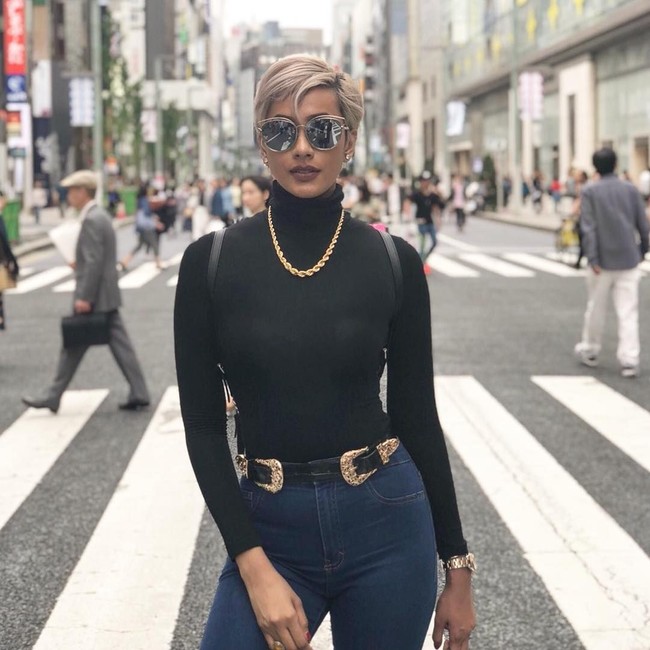 Model cantik Kimmy Jayanti baru saja mengikat janji pernikahan hari Minggu (20/5/2018) lalu dengan pesepak bola, Greg Nwokolo yang tergabung di Madura United. Di hari istimewanya, Kimmy tampil fashionable bergaun menerawang. Foto: (kimmyjayanti/Instagram)