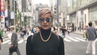 Ia tak melewatkan asyiknya jalan-jalan di Tokyo. Ini posenya di kawasan Ginza (kimmyjayanti/Instagram)