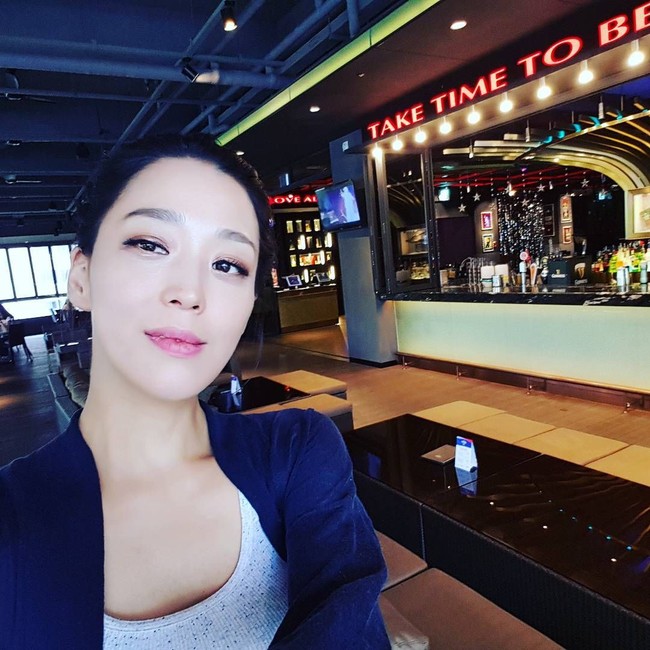 Tak tampak kerutan di wajahnya. Artis kelahiran 1975 ini masih sama seperti saat dia terjun di dunia entertainment beberapa tahun silam.  Foto: dok. Instagram @hangoeun310