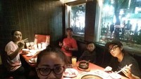 Serunya makan bersama keluarga di restoran Jepang. Ayo jangan foto terus, dagingnya dimasak. Foto: instagram @showimah