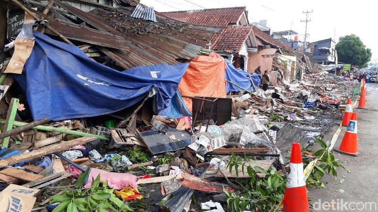 Bupati: Pemilik Usaha Harus Ganti Rugi 7 Rumah Tertabrak Truk Bupati: Pemilik Usaha Harus Ganti Rugi 7 Rumah Tertabrak Truk