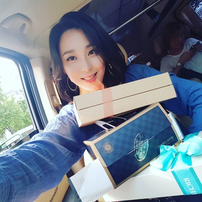 Wanita yang berkewarganegaraan Amerika dan Korea Selatan ini sudah menikah pada Agustus 2015 lalu. Ia dinikahi oleh seorang karyawan perusahaan yang empat tahun lebih muda darinya. Foto: dok. Instagram @hangoeun310