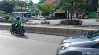 Di lokasi inilah pria bergamis yang juga berkopiah hijau itu melakukan gerakan seperti salat di tengah jalan. (Foto: Eva Safitri/detikcom)